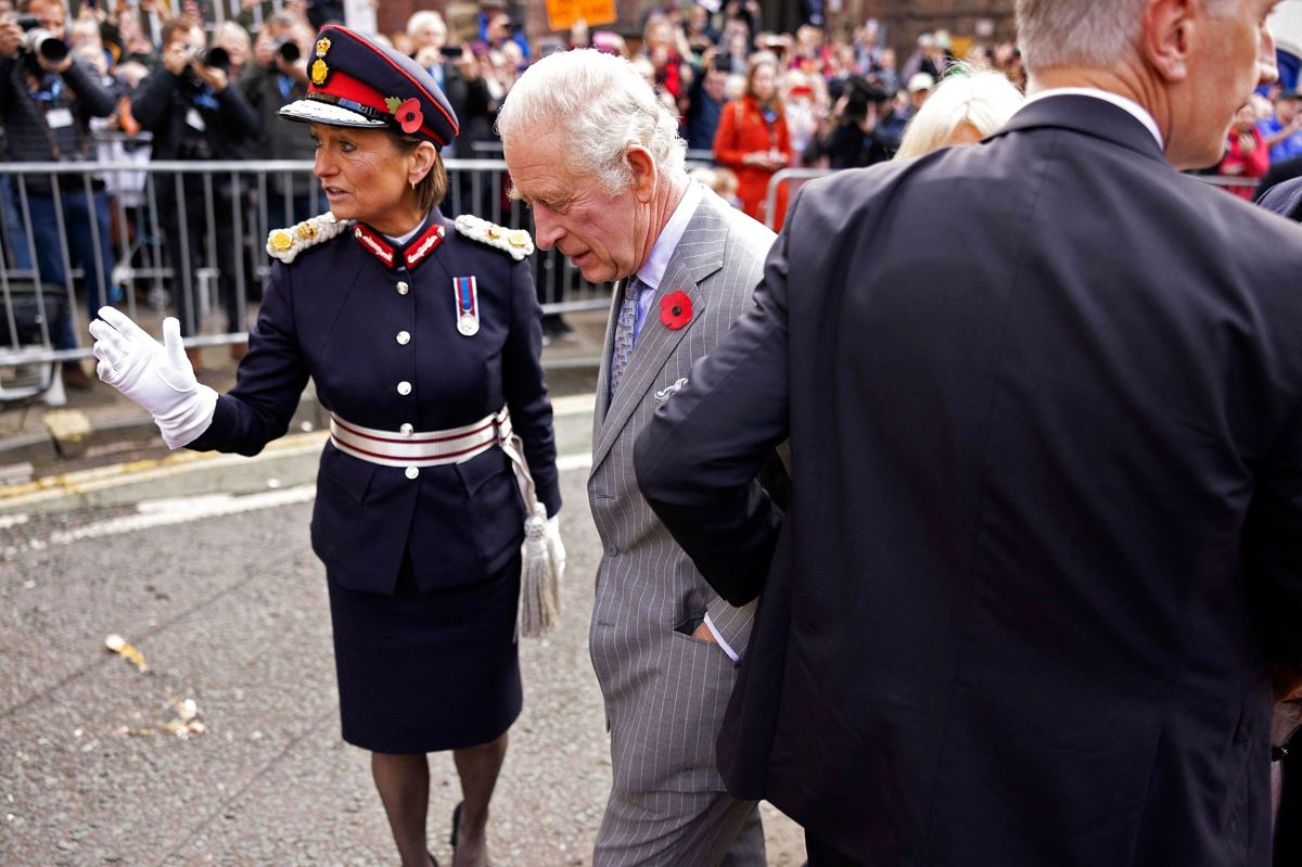 En mand kastede æg efter det britiske kongepar, da de lagde vejen forbi York i det nordlige England onsdag. Manden blev anholdt af politiet.