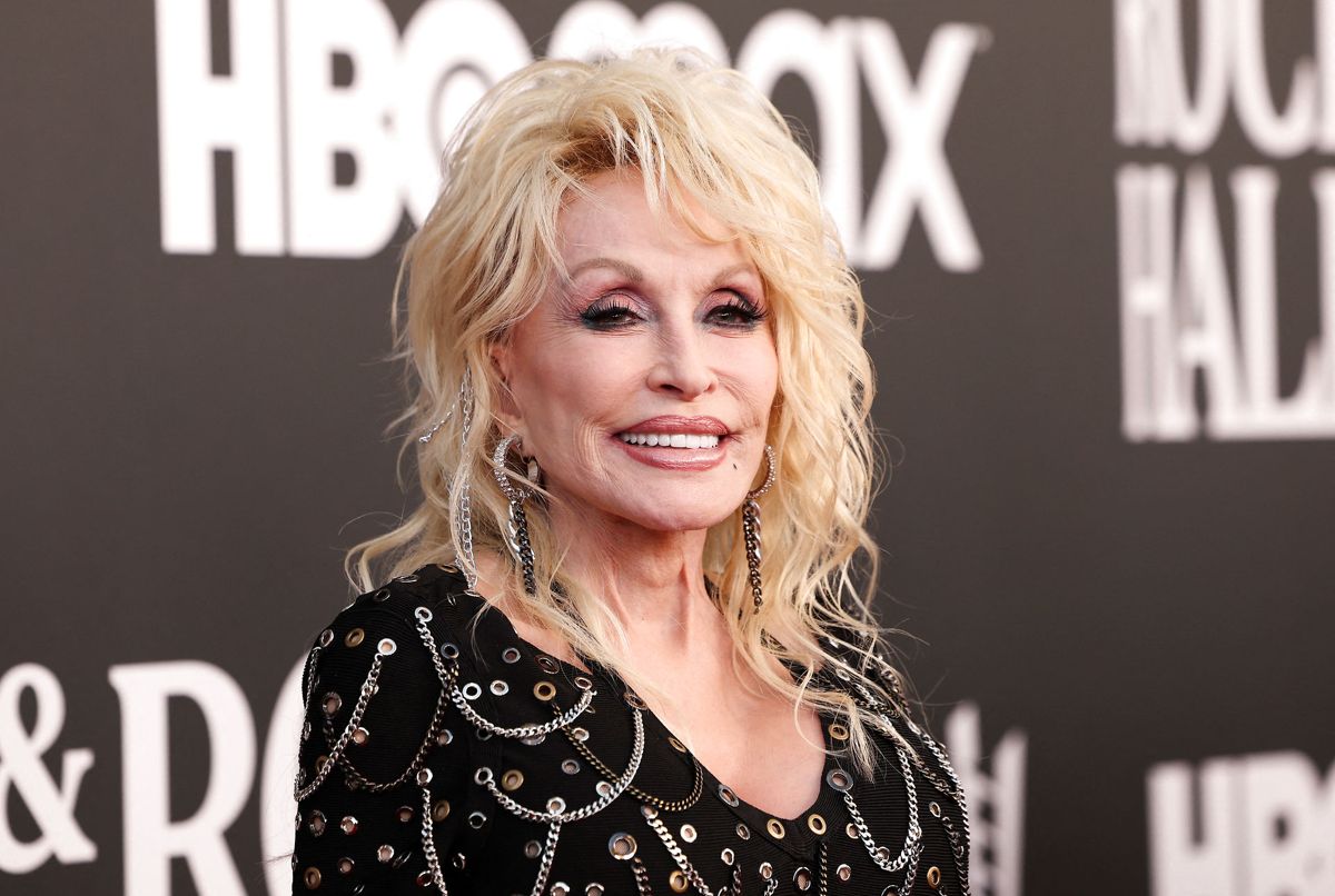 Dolly Parton modtog lørdag Jeff Bezos' 'Courage and Civility Award' og dermed 100 millioner dollar, hun kan donere til velgørenhed efter eget ønske.