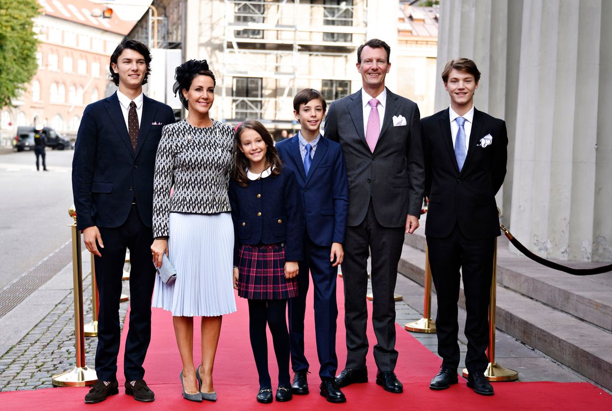 Prins Joachim og prinsesse Marie ses her flankeret af prins Nikolai (tv) og prins Felix som Joachim har sammen med grevinde Alexandra, samt parrets to fælles børn, prins Henrik og prinsesse Athena, imellem sig.