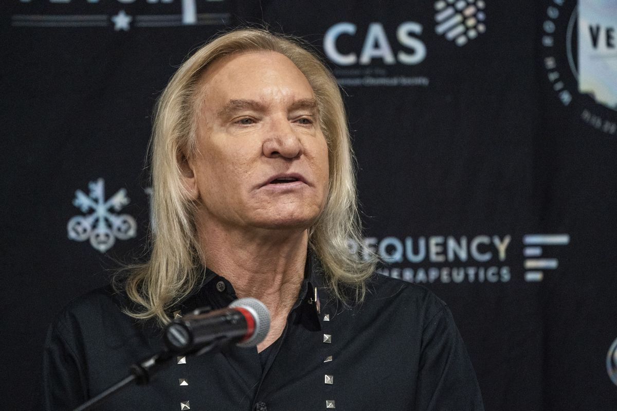 Guitaristen og smadremand Joe Walsh kan se tilbage på en lang og imponerende karriere, når han den 20. november fylder 75 år.