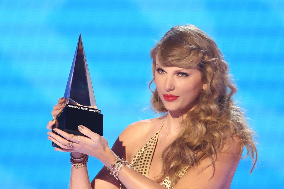 Det var en stolt Taylor Swift, der søndag tog imod fansenes hæder. De havde kåret hende til årets kunstner ved American Music Awards.