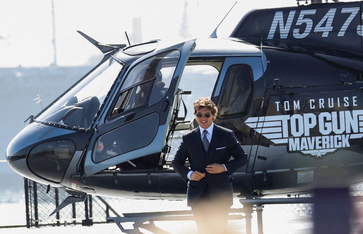 Tom Cruise ankommer, standsmæssigt i sin egen helikopter, til premieren på 'Top Gun: Maverick' i San Diego, California, den 4. maj.