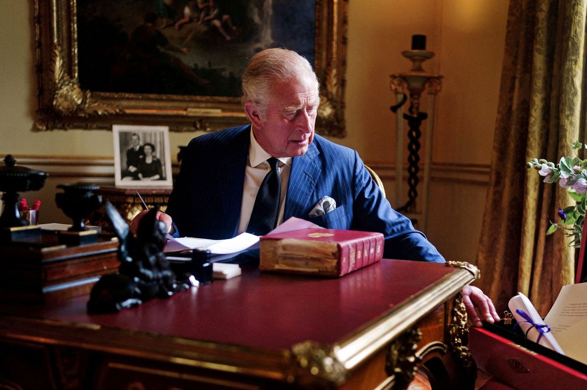 Kong Charles er angiveligt ved at stramme på spareskruen at 'rydde op' blandt de ansatte i den royale 'husholdning'.