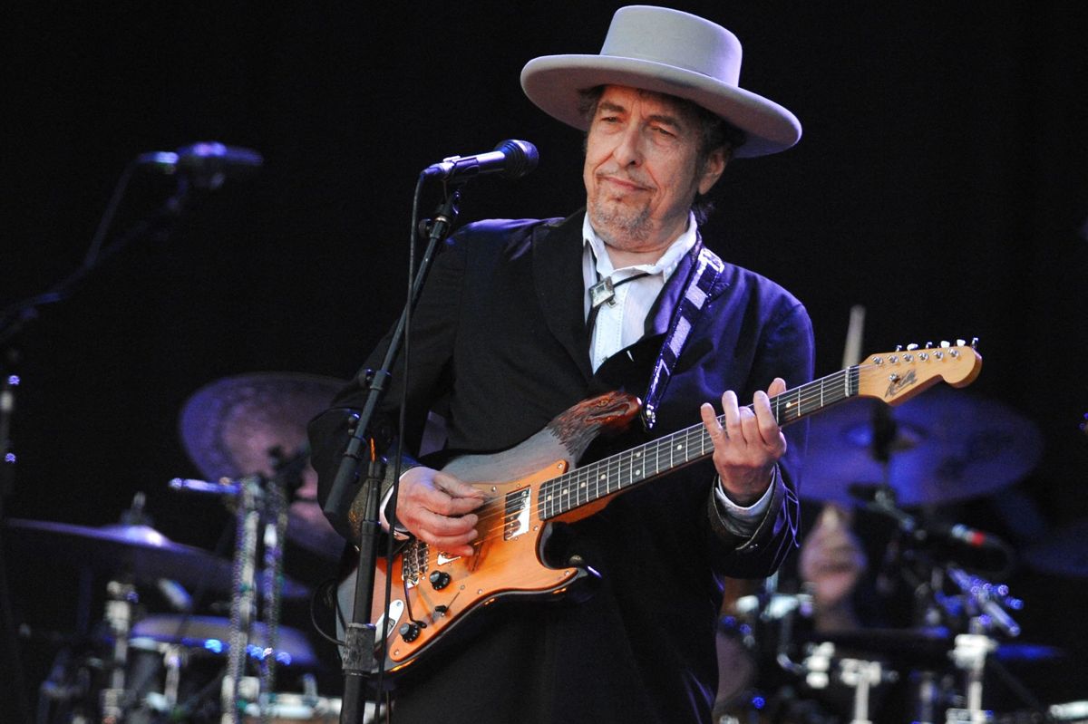 Musikeren Bob Dylan er endt i modvind, efter det er kommet frem, at hans håndsignerede bøger er skrevet under af en maskine. (Arkivfoto).