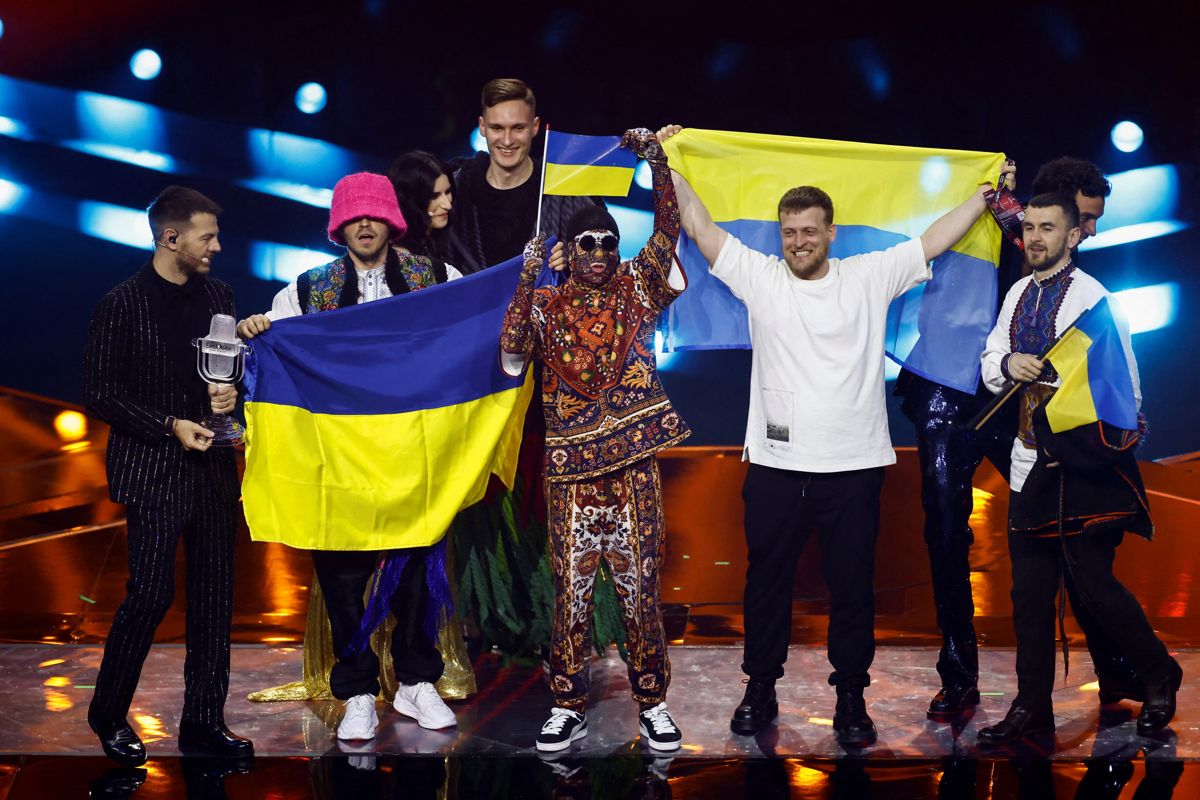 Kalush Orchestra fra Ukraine på scenen ved Eurovision Song Contest i Turin i Italien efter de vinder i 2022.