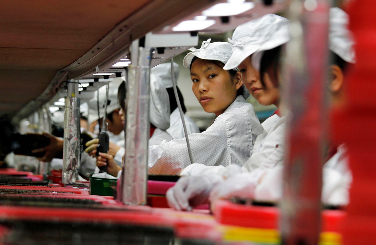 Arbejdere på Foxconns iPhone-fabrikker bliver angiveligt mødt med tåregas og røgbomber.