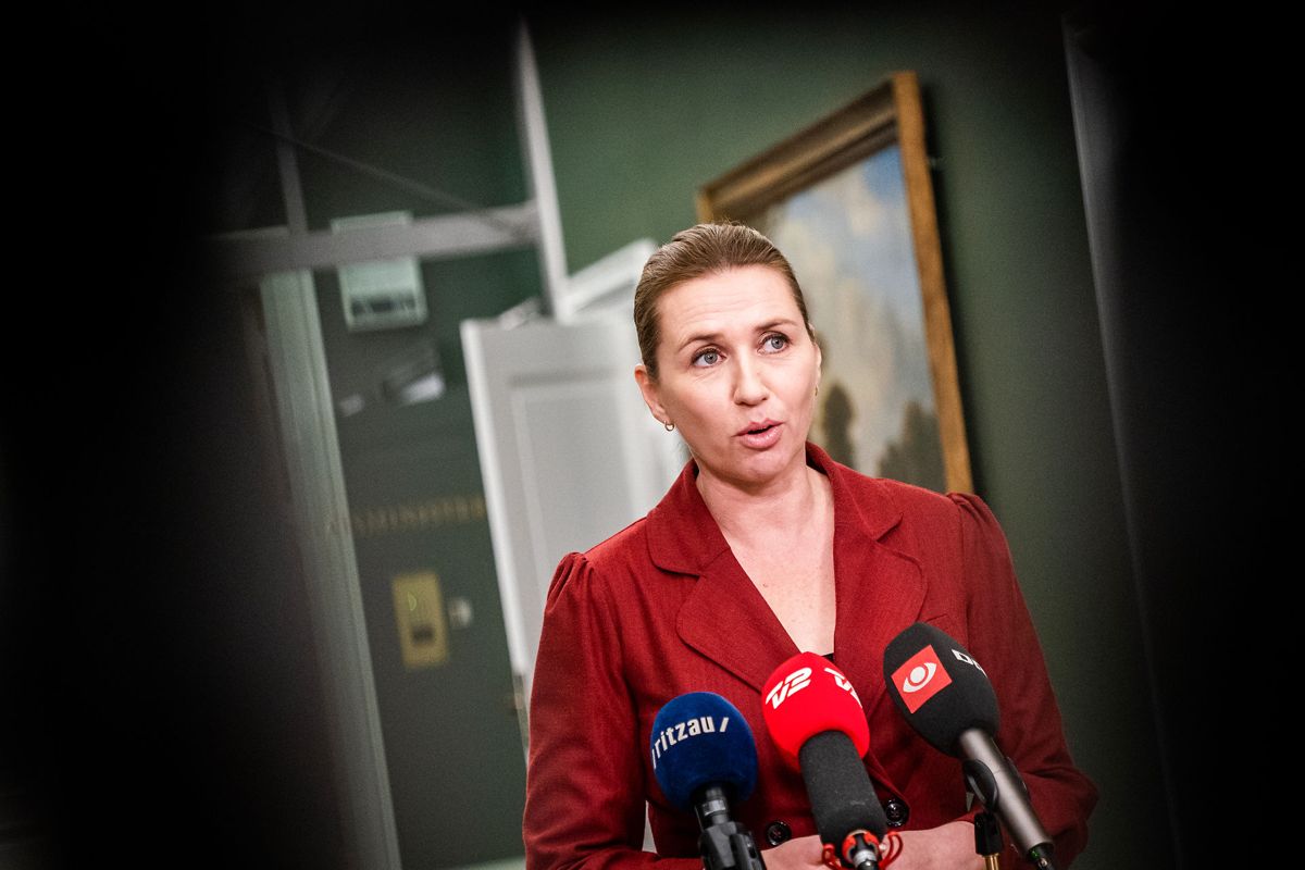 Nu åbner hun op doorstep.