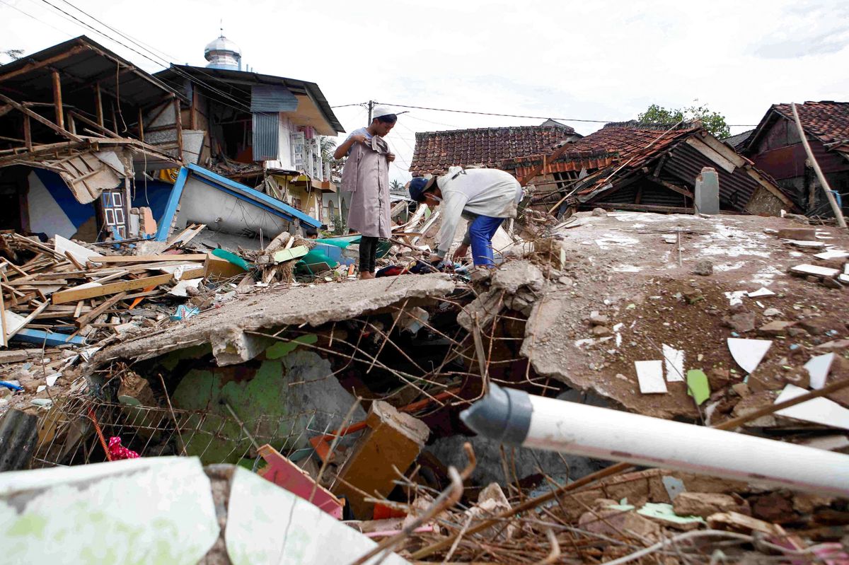Mange hjem er ødelagte, efter at et jordskælv ramte øen Java i Indonesien mandag.