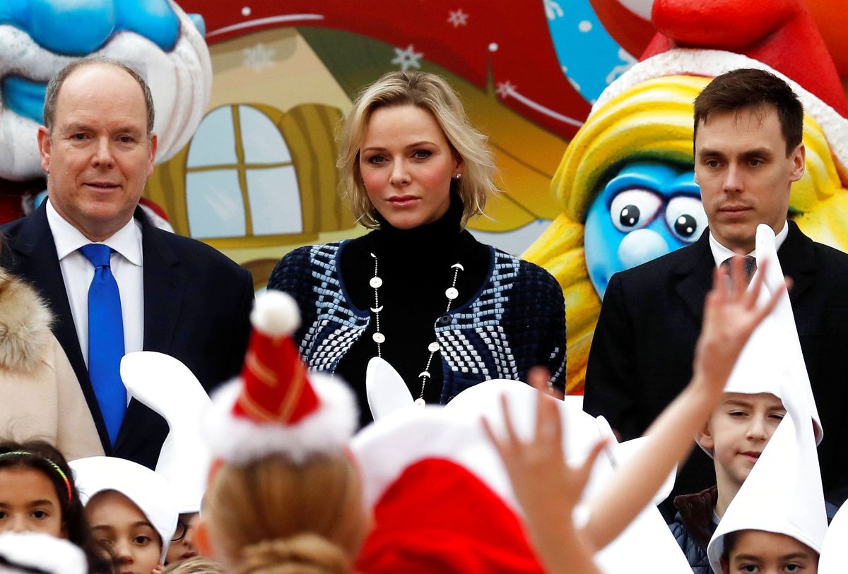 Fyrst Albert og fyrstinde Charlene ses her sammen med Louis Ducruet i julen 2019.