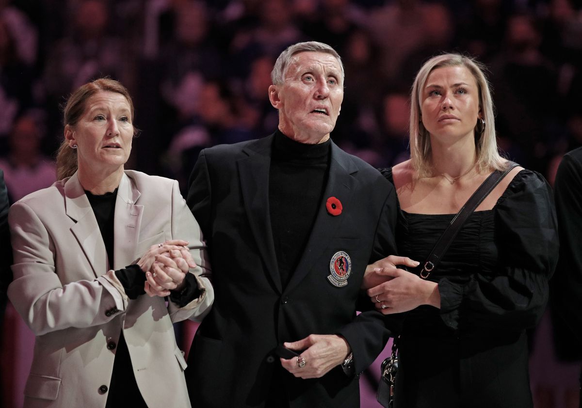 Börje Salming æres før en kamp i Scotiabank Arena den 11. november i Toronto, Ontario, Canada. Salming ses her sammen med sin kone Pia (tv.) og datteren Bianca.
