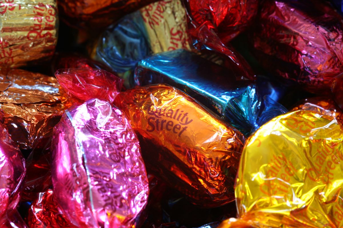 Her ses en håndfuld af de velkendte Quality Street chokolader.
