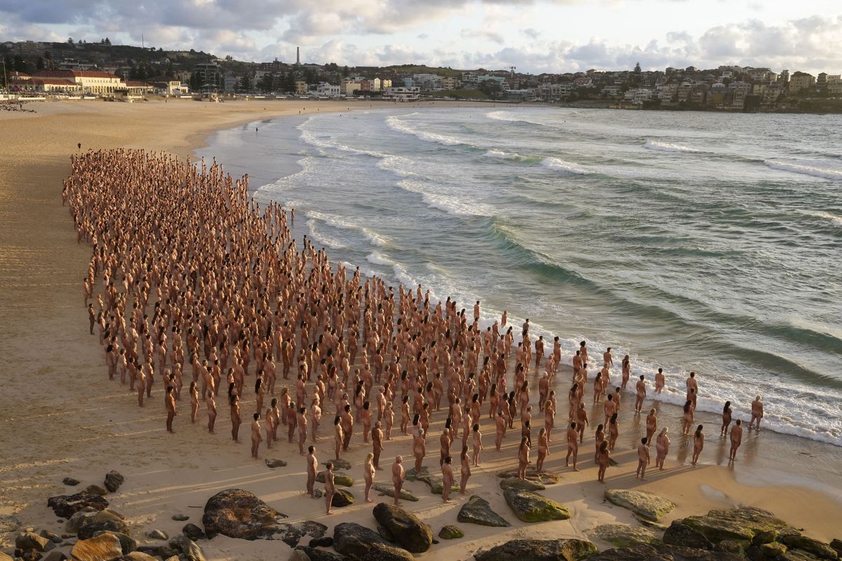 Kunstneren Spencer Tunick håber, at billederne af de mange nøgne mennesker på Bondi Beach kan være med til at minde australiere om jævnligt at blive tjekket for hudkræft.