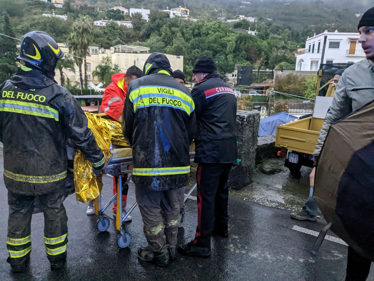 Reddere hjælper en såret person efter et jordskred på den italienske feriø Ischia.