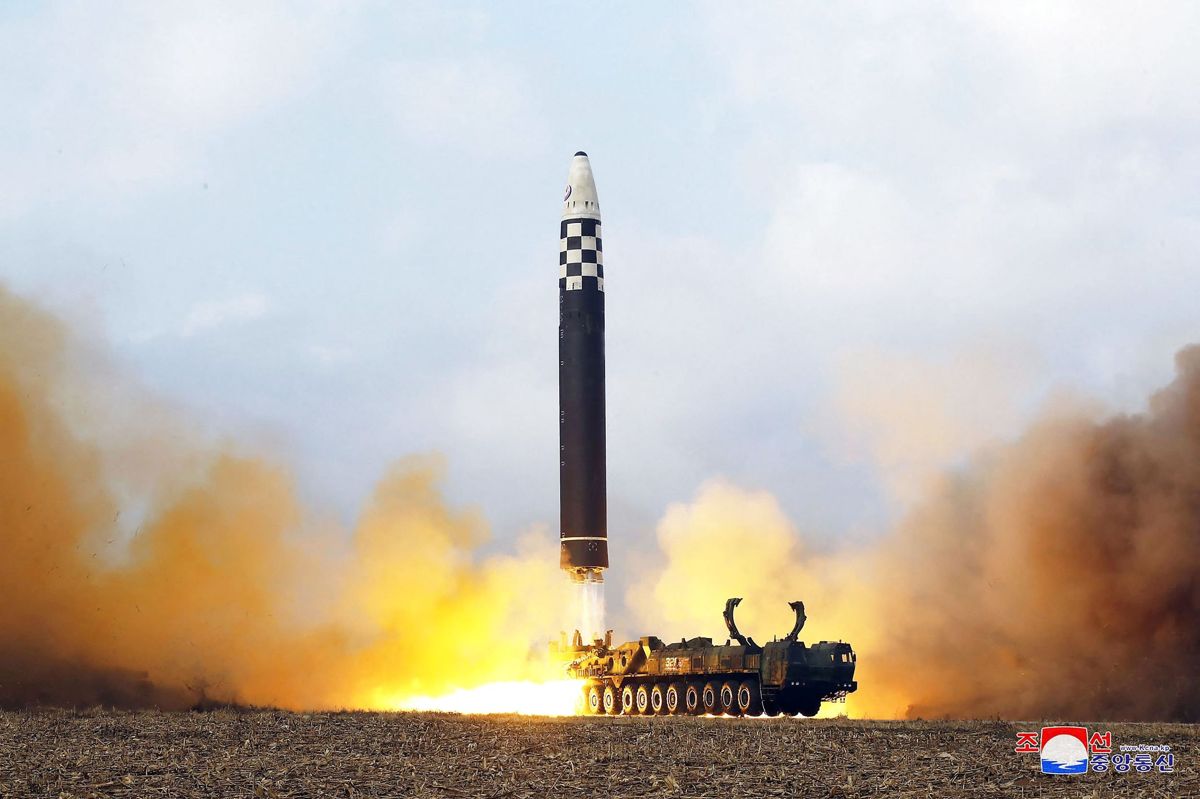Billede fra 18. november, der viser en testaffyring i Nordkorea af en langtrækkende raket (ICBM). Landets leder, Kim Jong-un, siger, at Nordkorea kan svare igen på et atomangreb, også selv om det skulle komme fra USA.
