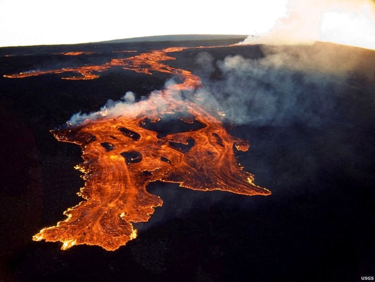 Lavaen bliver indtil videre oppe på toppen af Mauna Loa.