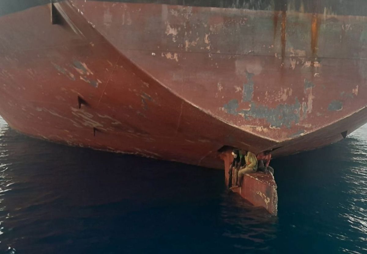 Den spanske redningstjeneste har udsendt dette foto af tre migranter på roret under tankskibet "Alithini II" nær De Kanariske Øer. De tre migranter blev reddet af den spanske kystvagt mandag, efter en angiveligt 11 dage lang sørejse fra Nigeria, hvor de klamrede sig til roret på tankskibet.