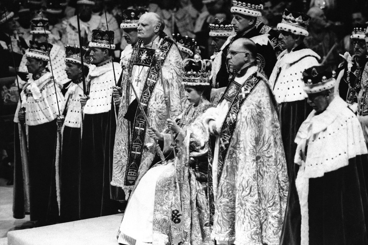 St. Edwards Crown blev senest båret af dronning Elizabeth, da hun blev kronet i 1953.
