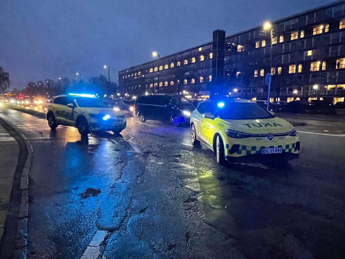 En motorcyklist er alvorligt kvæstet efter et sammenstød, og er kørt på Rigshospitalets Traumecenter.