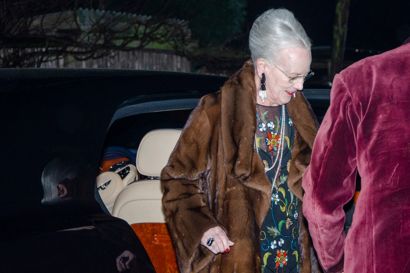Dronningen ankom i Kronebil til privat nytårsfest i Hellerup.