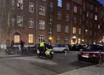 Mand fundet død i port