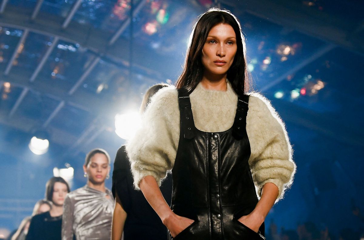 Bella Hadid ses her på catwalken - med sit lange mørke hår - under Fashionn Week i Paris i marts 2022.
