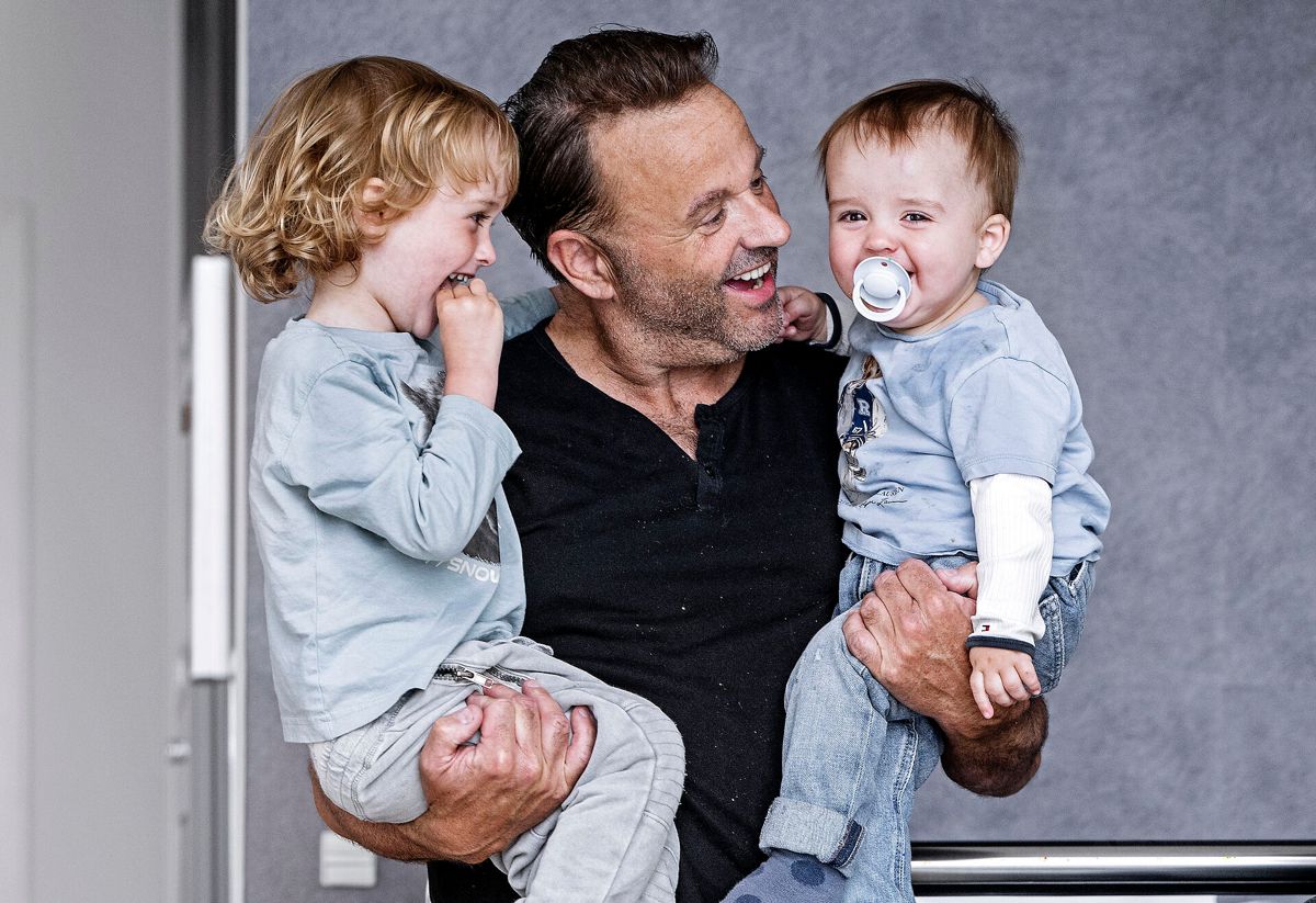 59-årige Dennis Knudsen med sine to drenge, Lucas og Noah.