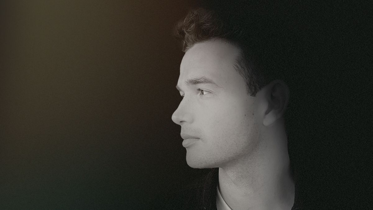 Frederik Leopold synger nummeret 'Stuck on you', der er skrevet af Lasse Lindorf og Frederik Jyll