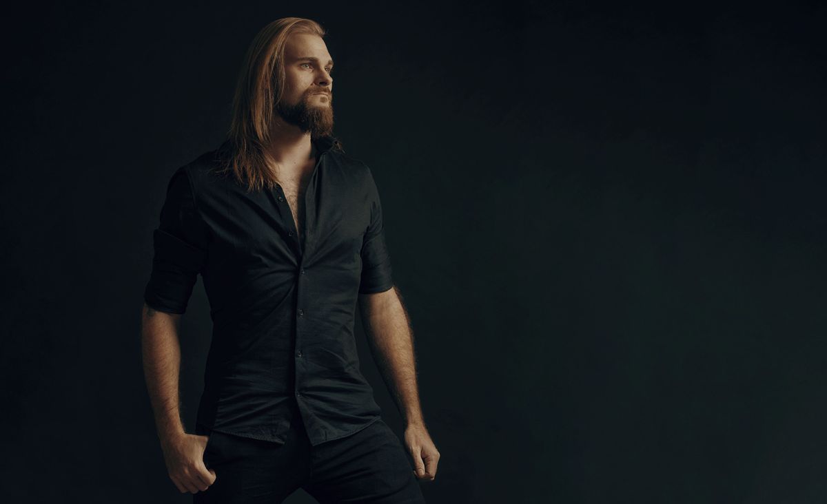 Nicklas Sonne synger nummeret 'Freedom', han selv har skrevet.