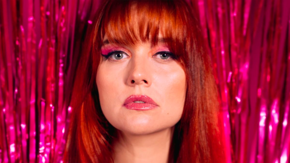 Maia maia synger nummeret 'Beautiful bullshit', der er skrevet af Maja Barløse, Joy Deb og Niclas Lundin