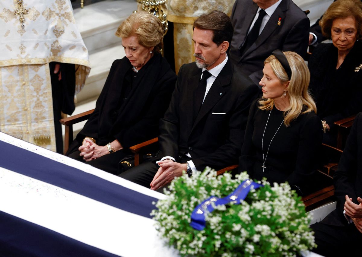 Dronning Anne-Marie, kronprins Pavlos og kronprinsesse Marie-Chantal ses her ved kong Konstantins begravelse den 16. januar i Metropolis-katedralen i Athen.