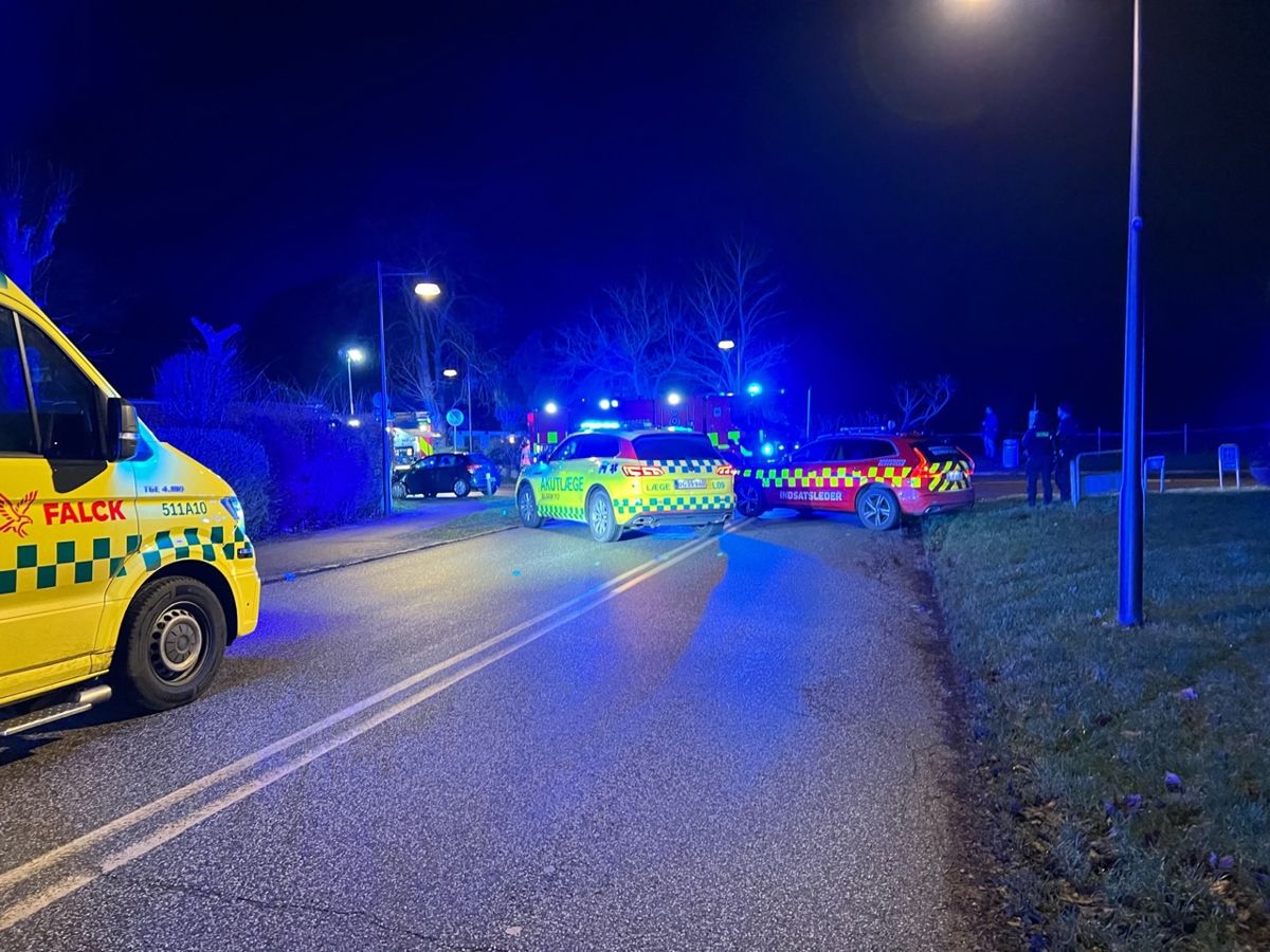 Manden, der er i kritisk tilstand, er kørt på Rigshospitalet i ambulance.