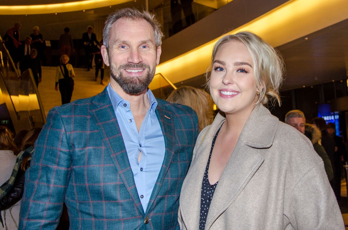 Mark Abildhauge og Julia Sofia danner fortsat par efter et års tid sammen. Nu er de klar til en ferierejse, men bor fortsat hver for sig. Hun forlod en kvindelig kæreste i 2020.
