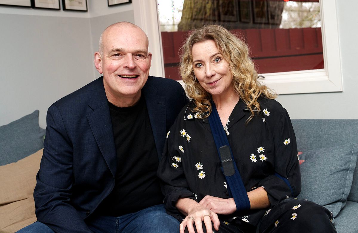 Joy-Maria Frederiksen med armen i slynge ses her sammen med gemalen Niels Olsen her ved Cirkusrevyen-pressemødet søndag.