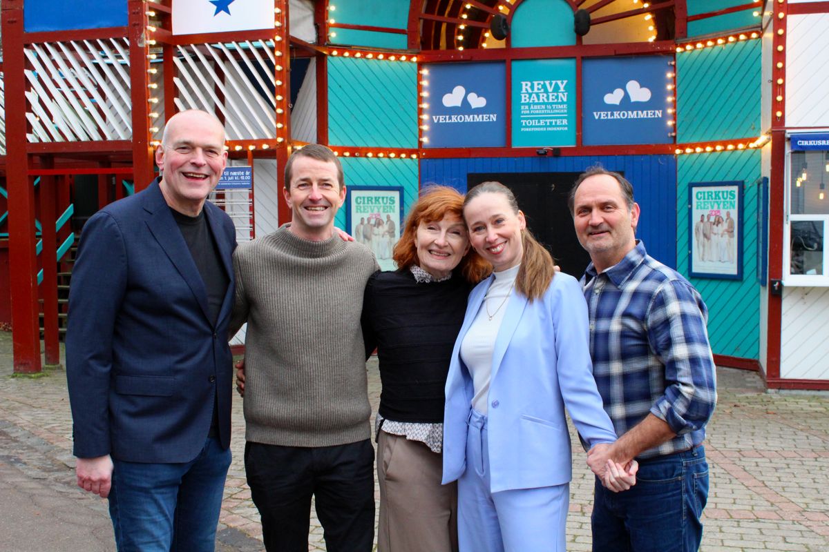 Bodil Jørgensen er her omgivet af revyholdet i Cirkusrevyen. Niels Olsen, Mads Knarreborg, Merete Mærkedahl og Niels Ellegaard. Premiere 8. maj 2023.