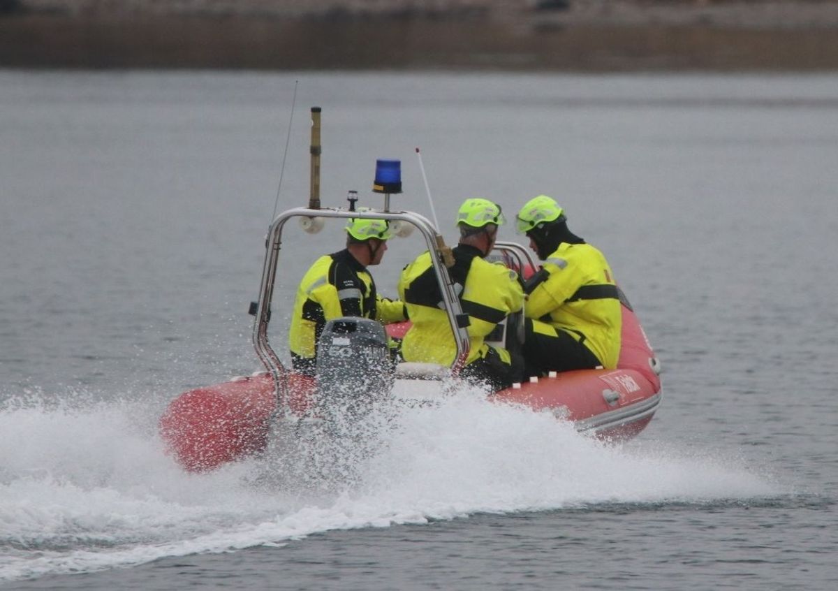 En person er fundet død i vandet ved havn.