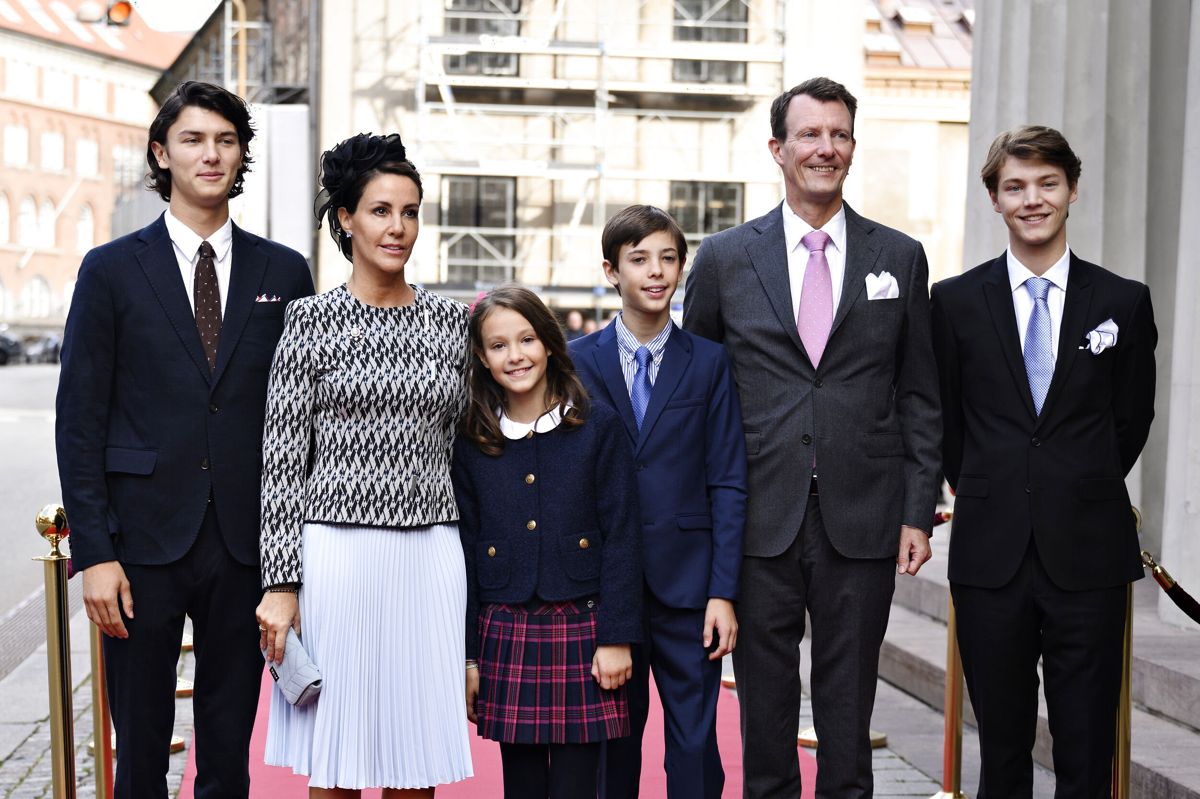 Komtesse Athena med sin familie: grev Nikolai, prinsesse Marie, grev Henrik, prins Joachim og grev Felix. (Arkivfoto).