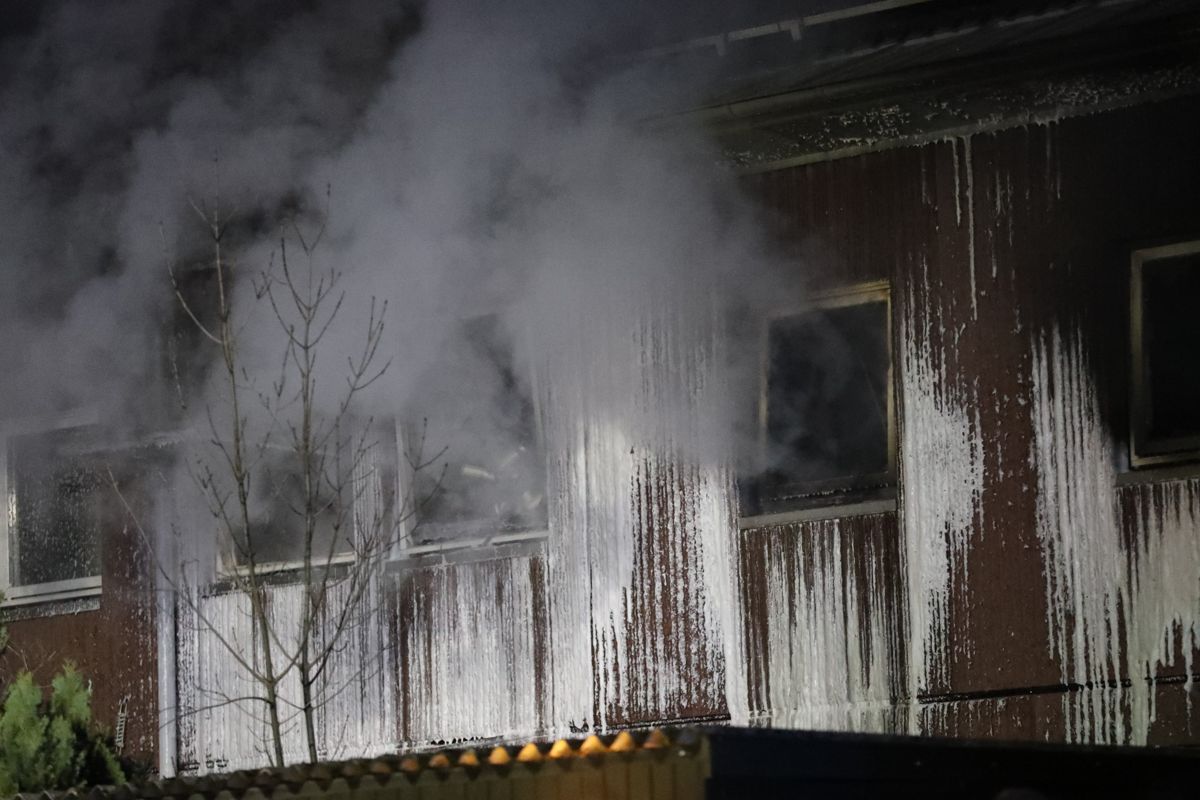 Den kraftige røg bredte sig.