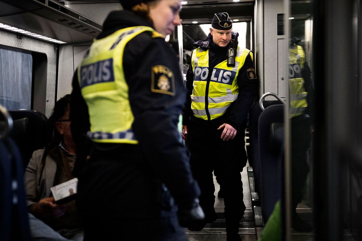 Betjente i Oslo måtte tidligt tirsdag morgen tage strømvåben i brug mod en mand, der truede dem med en hammer.