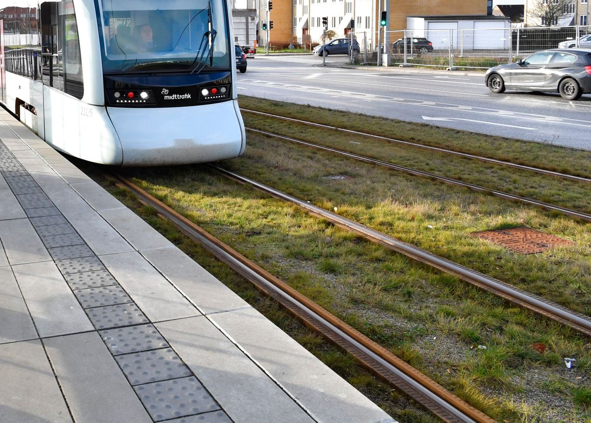 Den stærkt berusede kvinde kørte fast på letbaneskinnerne. (Arkivfoto).