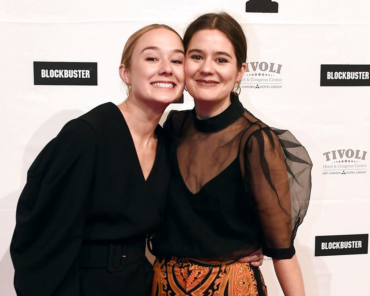 Alba August (t.v.) og Asta August er døtre af Pernilla og Bille August.