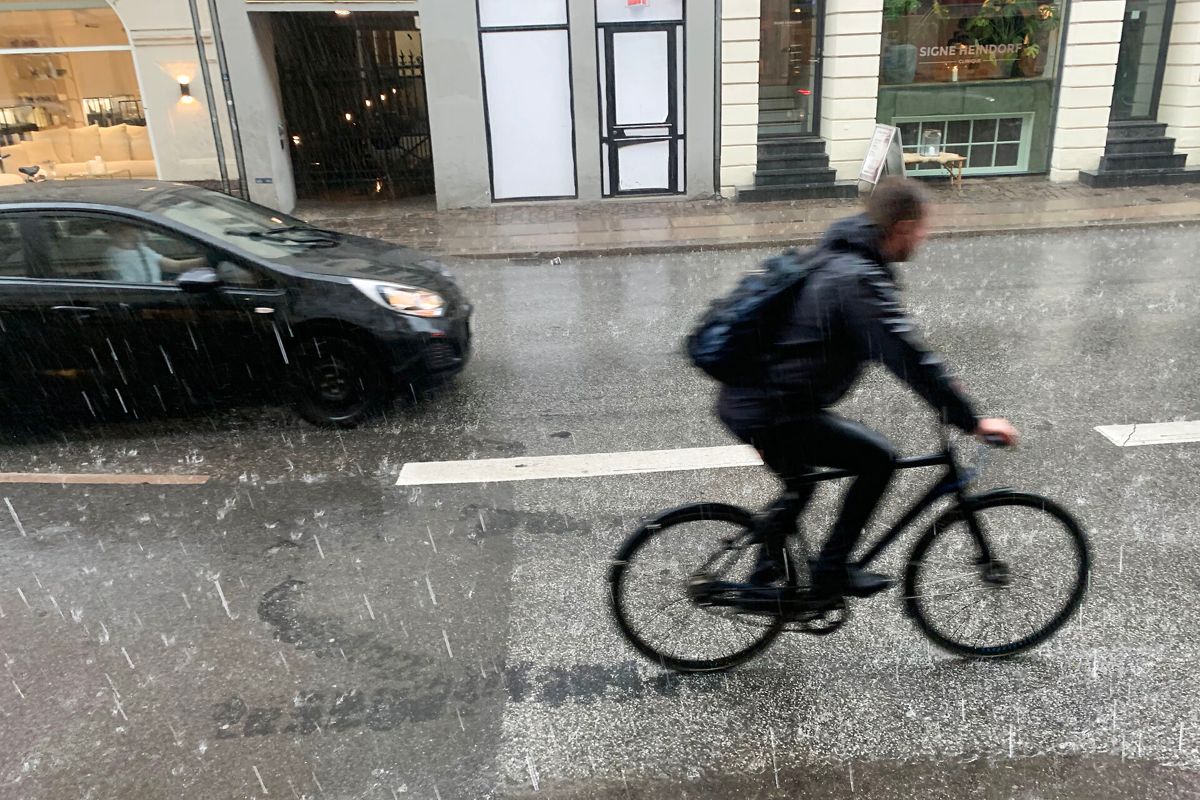 Tirsdagen byder både på regn og klart, tørt vejr, og Danmark er delt i to.