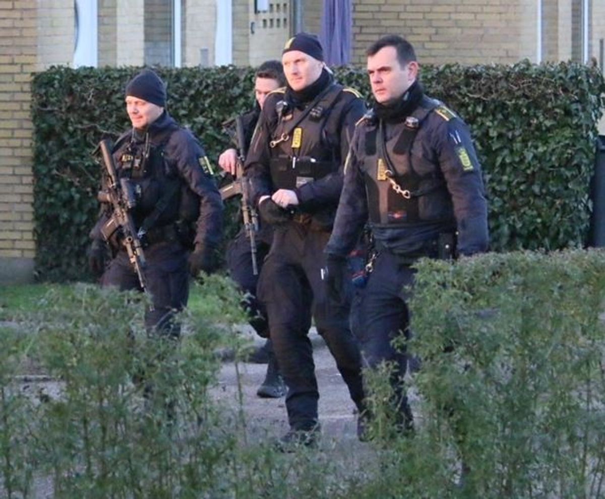 Betjente med store skydevåben i rækkehuskvarteret syd for Holbæk.