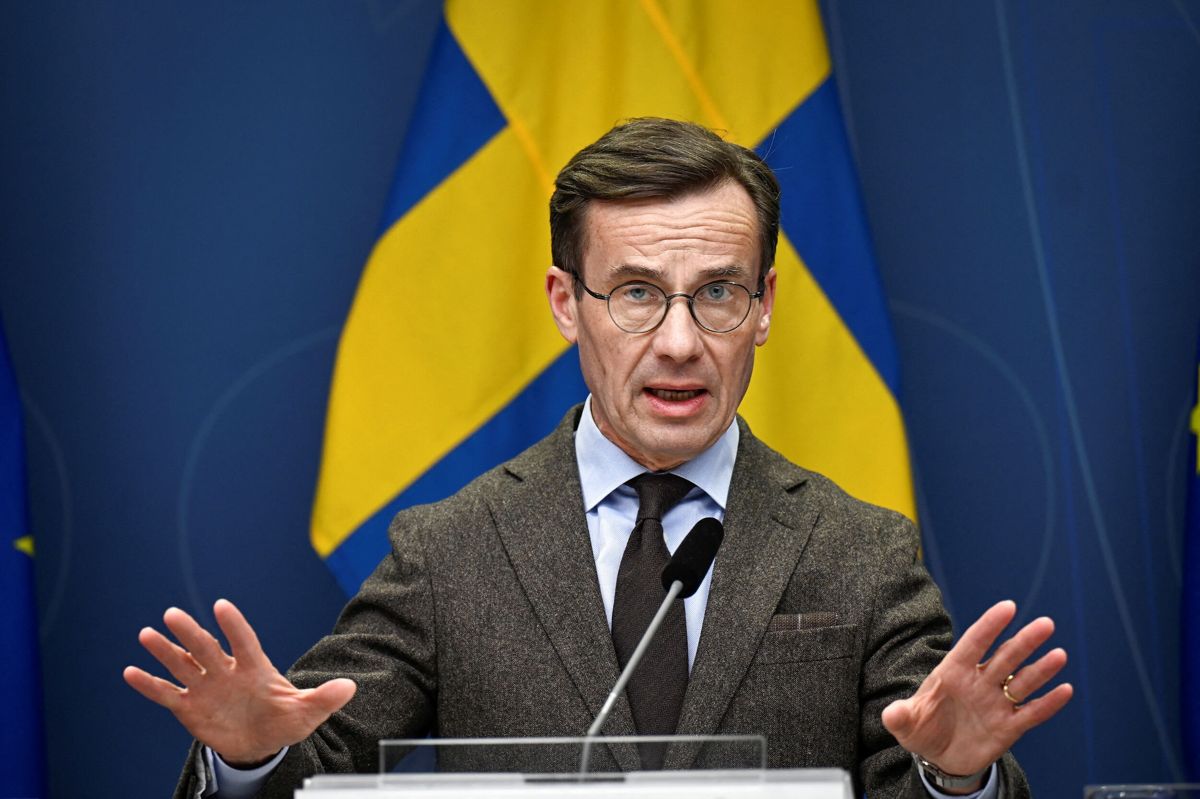 Sveriges statsminister, Ulf Kristersson, har tirsdag aften holdt pressemøde sammen med forsvarsminister Pål Jonson og udenrigsminister Tobias Billström.