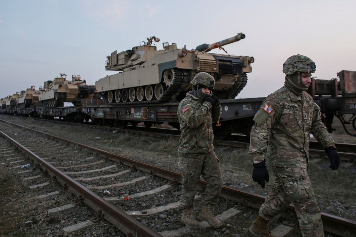 Amerikanske soldater ved siden af M1 Abrams kampvogne ved  Mihail Kogalniceanu Air Base, Rumænien i februar 2017. (Arkivfoto)