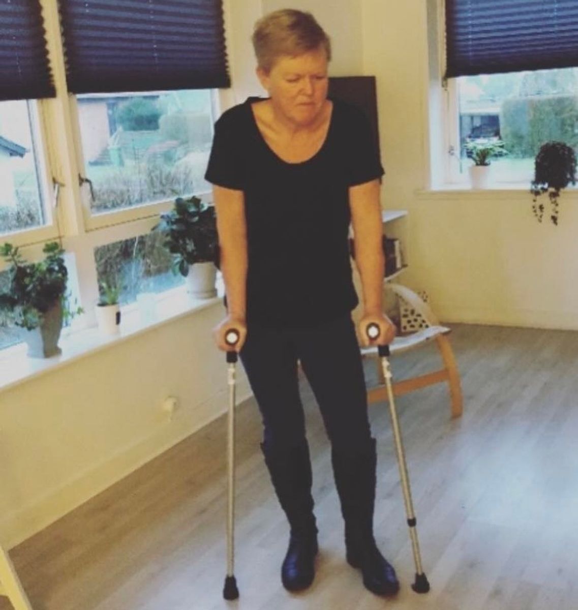 57-årige Helle Clausen-Kristensen frygter at falde og ikke kunne komme op igen.