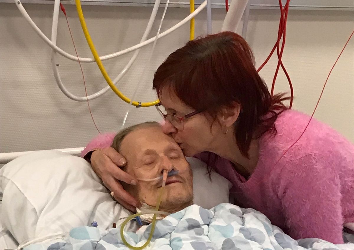 Hver aften besøger hun sin mand på hospitalet.