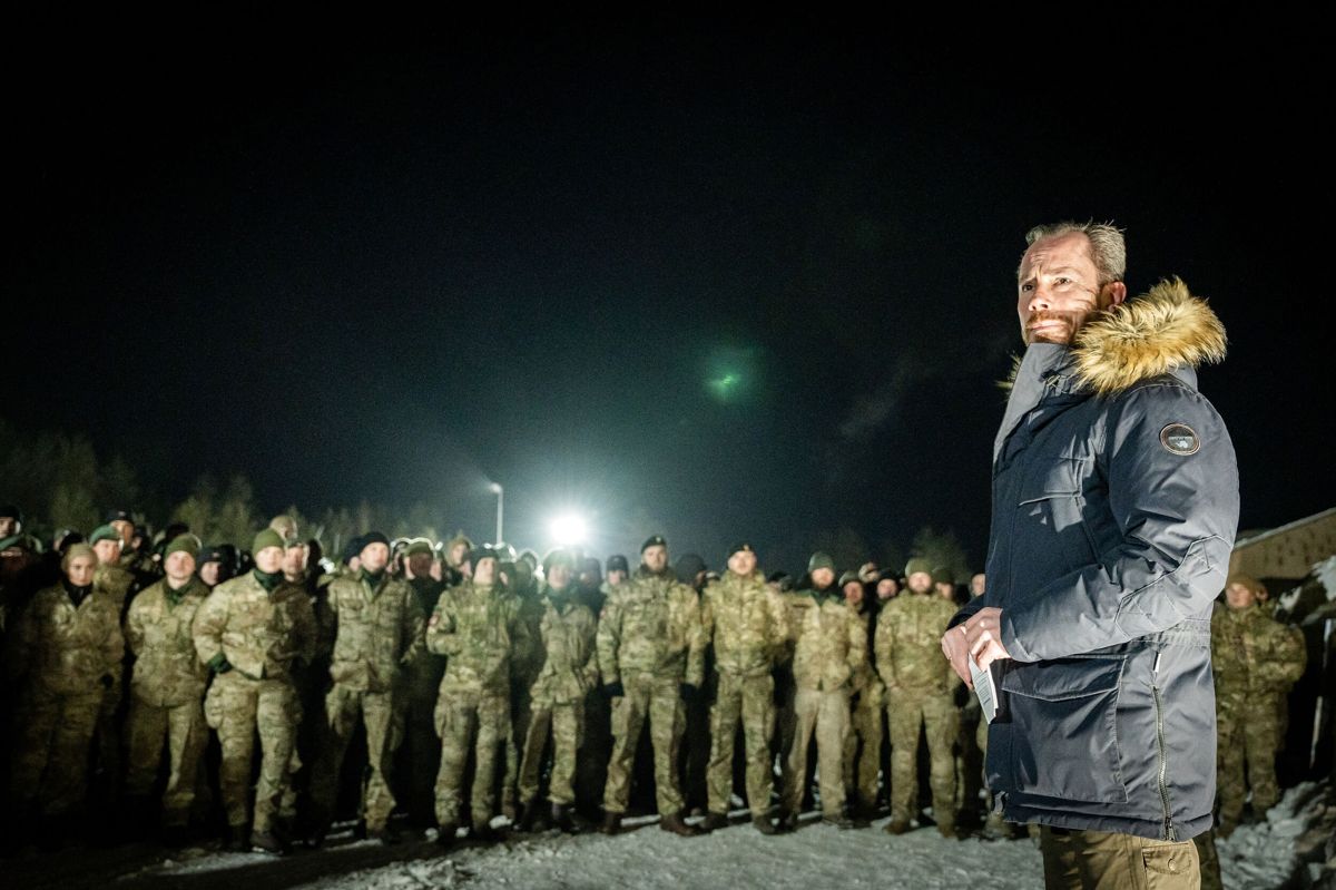 - Vi skal have den ligestilling for mænd og kvinder i Forsvaret, siger Ellemann.