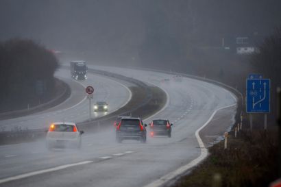 Store mængder nedbør skaber problemer rundt om i landet onsdag den 4. januar 2023. Det er vådt på Motorvej E45 ved Randers.