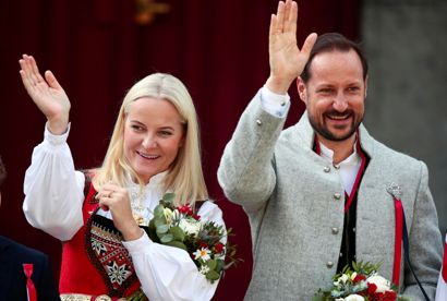 Det norske kronprinspar, Haakon og Mette.Marit, kan begge fejre 50-års fødselsdag den kommende sommer.