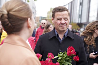 Under valgkampen til folkeafstemningen om forsvarsforbeholdet i maj 2022 delte Thomas Kastrup-Larsen de klassiske socialdemokratiske røde roser ud til borgerne sammen med statsminister Mette Frederiksen (S).
